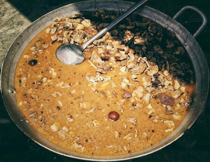 Thắng cố bao gồm thịt và nội tạng ngựa ninh nhừ trên bếp than