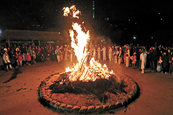 Người dân Hàn Quốc quây quần bên ngọn lửa khổng lồ chào năm mới le-hoi-trang-ram-jeongwol-daeborum